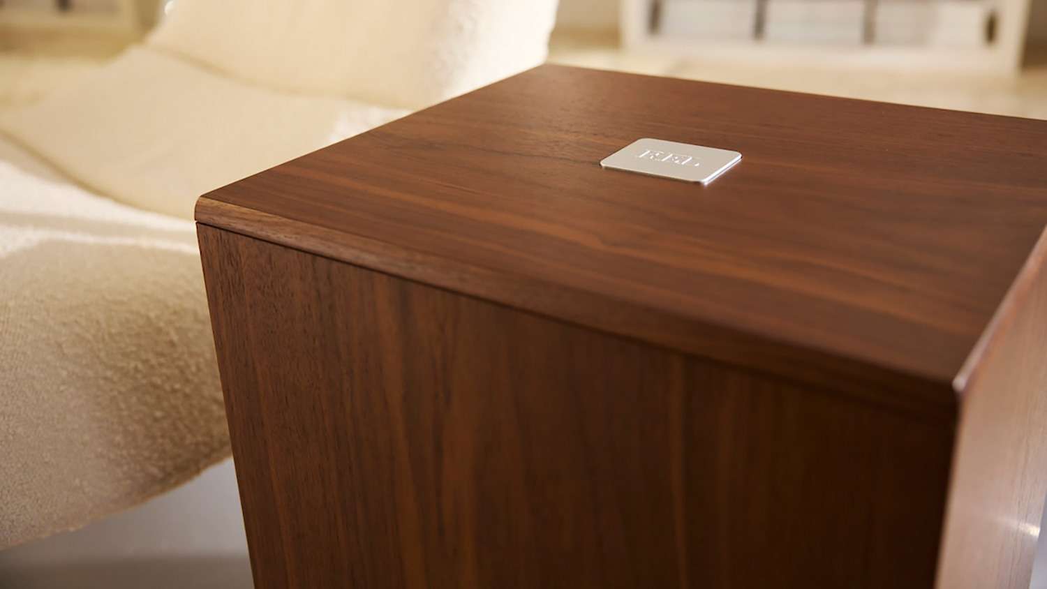 REL Classic 99: potenza, design e raffinatezza in un subwoofer senza tempo